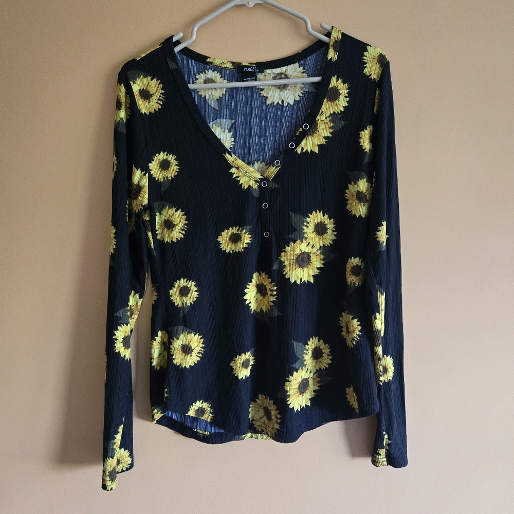 Rue21 Sunflower V-Neck Top, XL (PTP=17")